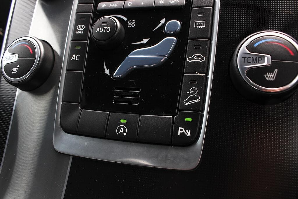 2017 Volvo XC60 - Thumbnail 38