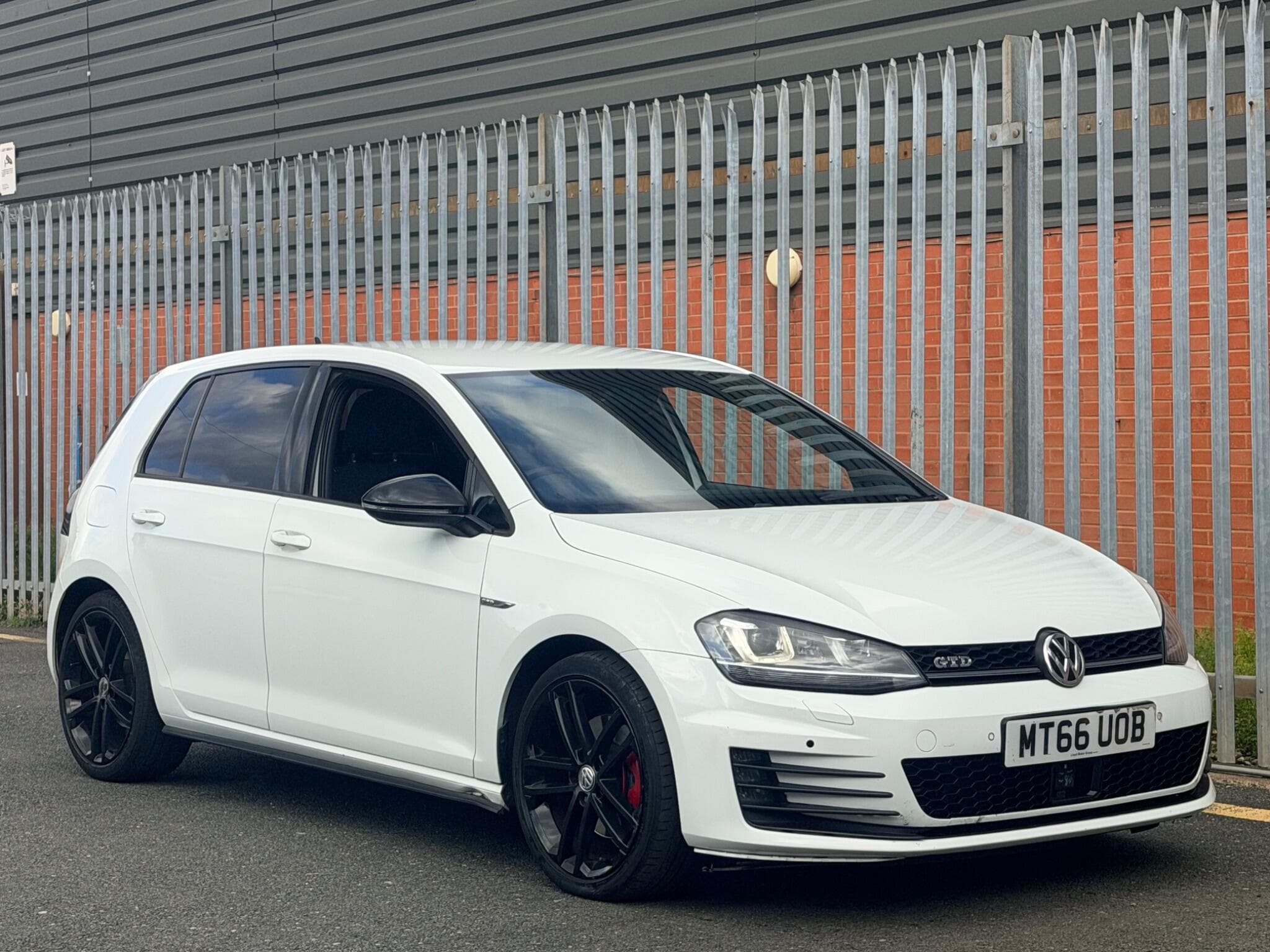 2016 Volkswagen Golf - Image 1