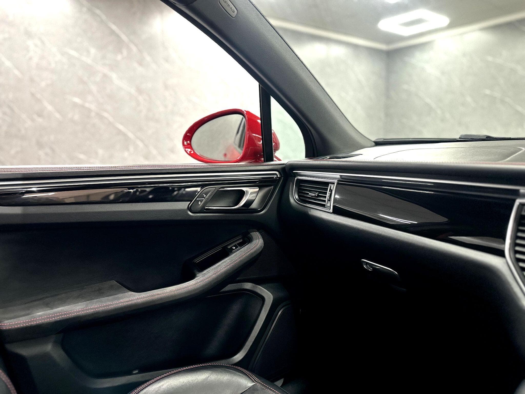 2016 Porsche Macan - Thumbnail 38