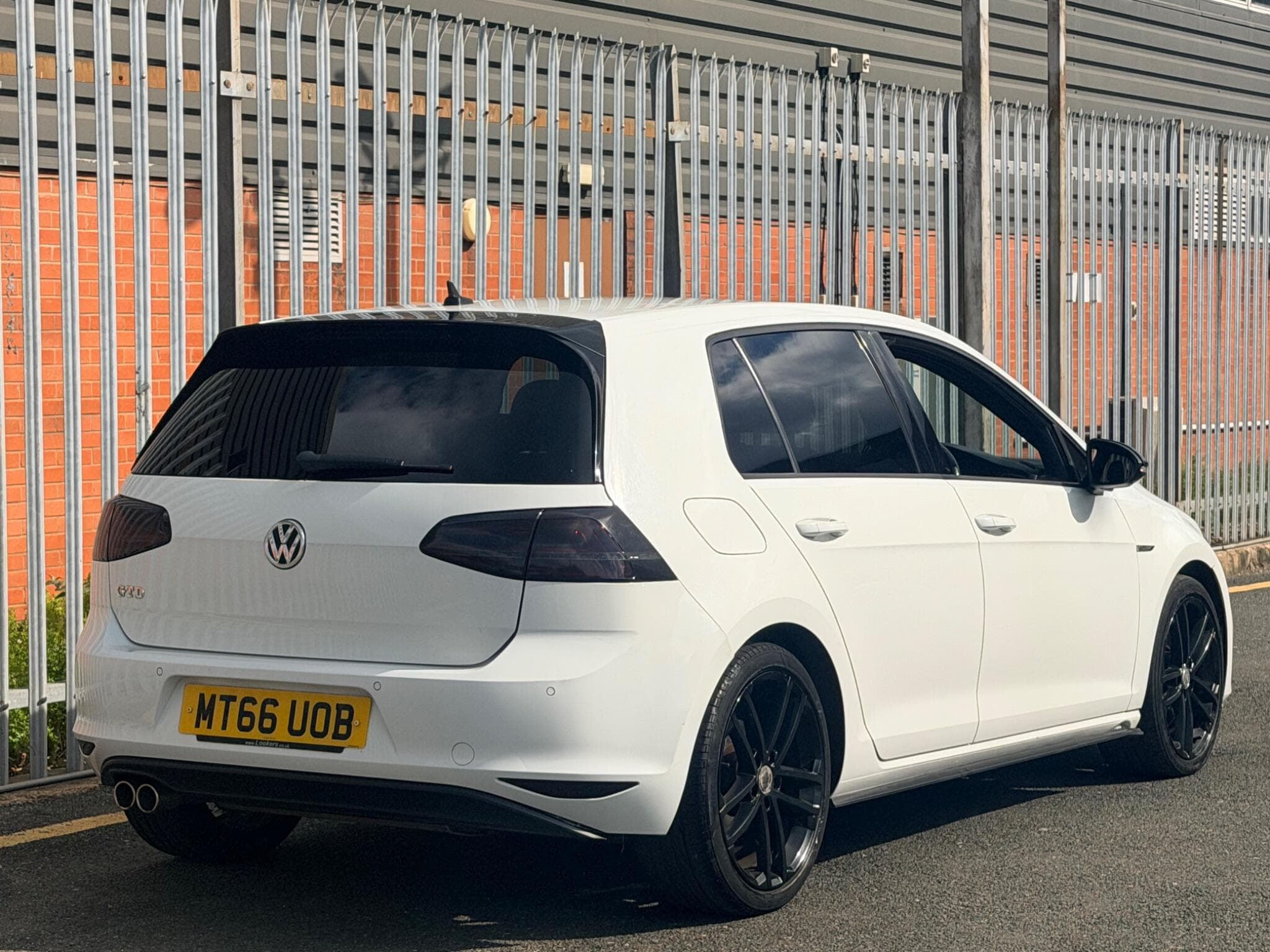 2016 Volkswagen Golf - Image 3