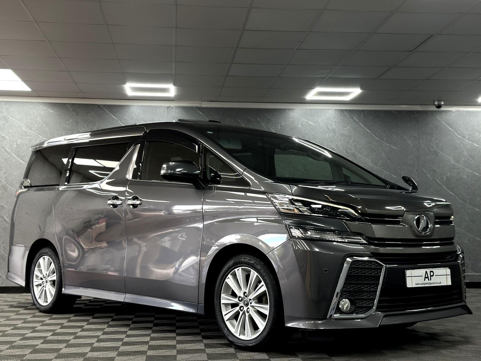 2015 Toyota Vellfire - Image 4