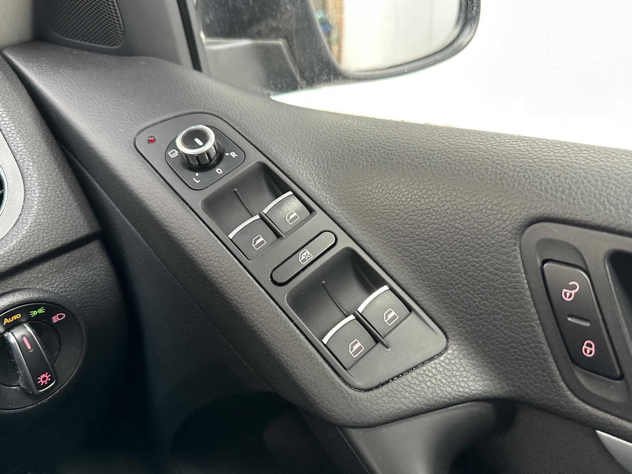 2015 Volkswagen Tiguan - Thumbnail 24