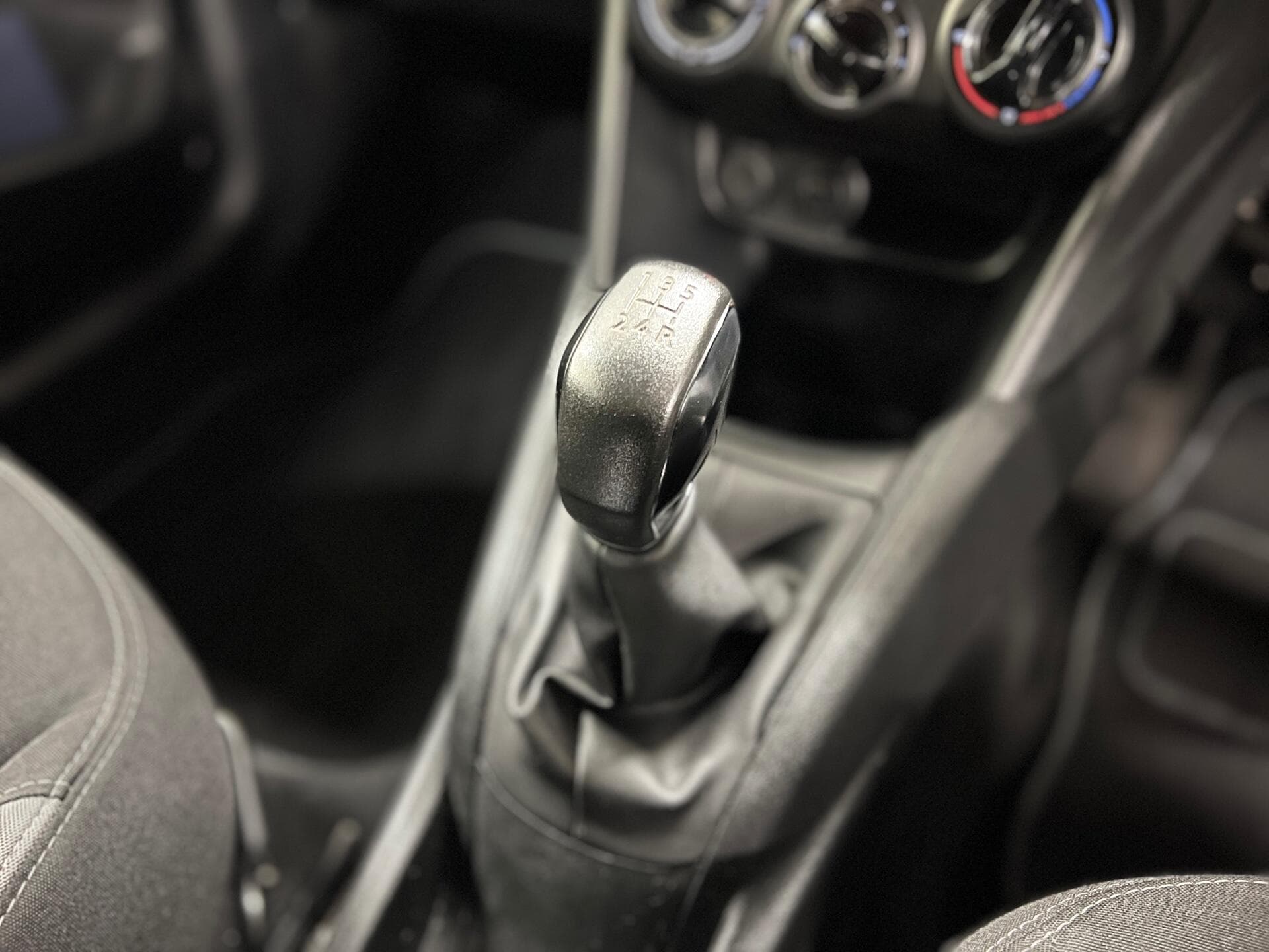 2013 Peugeot 208 - Thumbnail 36