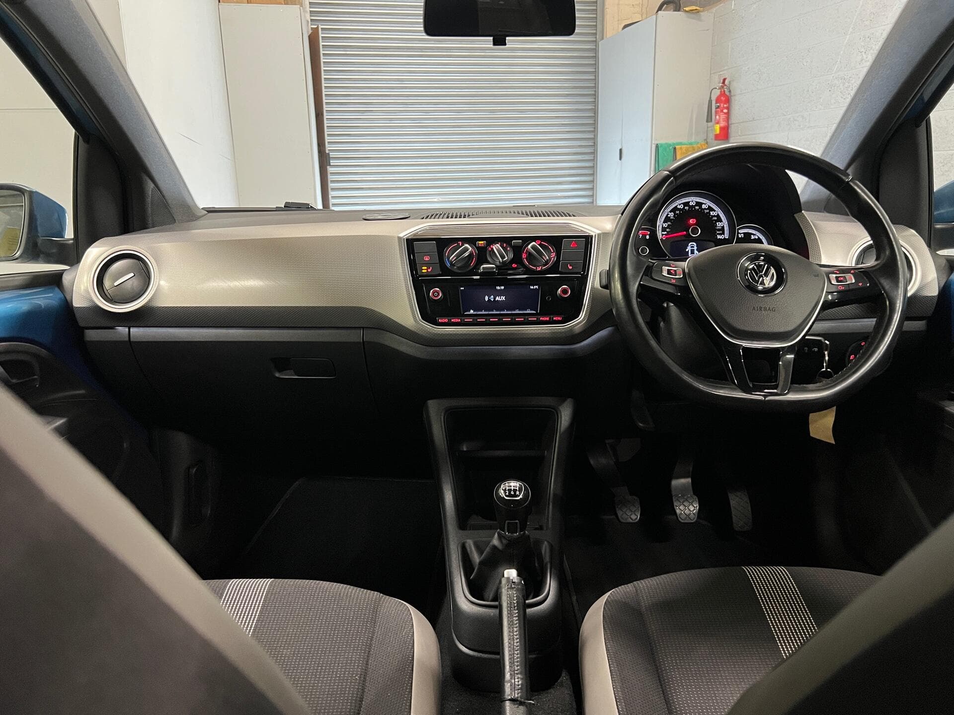 2017 Volkswagen up! - Thumbnail 37