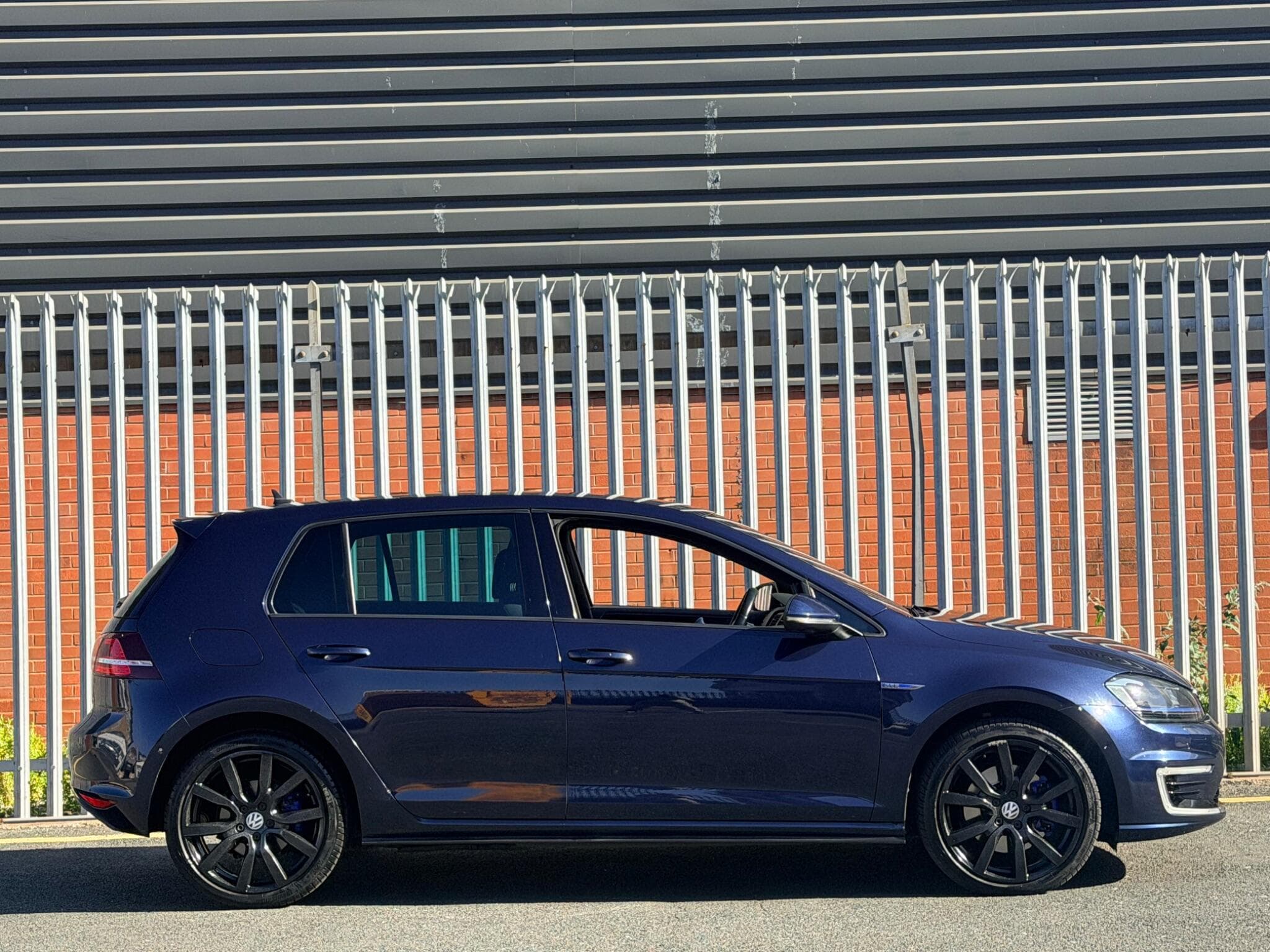 2015 Volkswagen Golf - Image 2