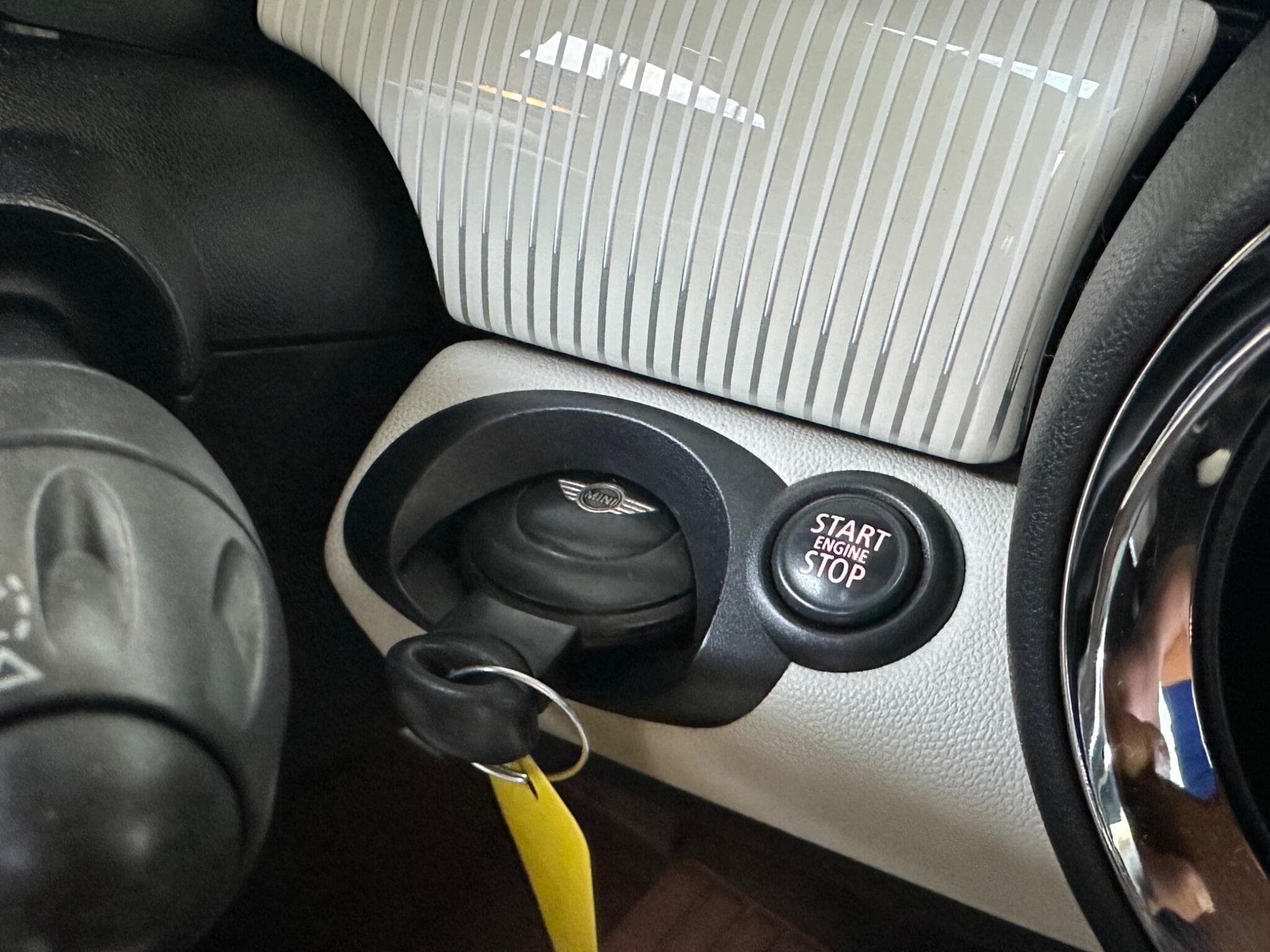 2010 MINI Hatch - Thumbnail 19