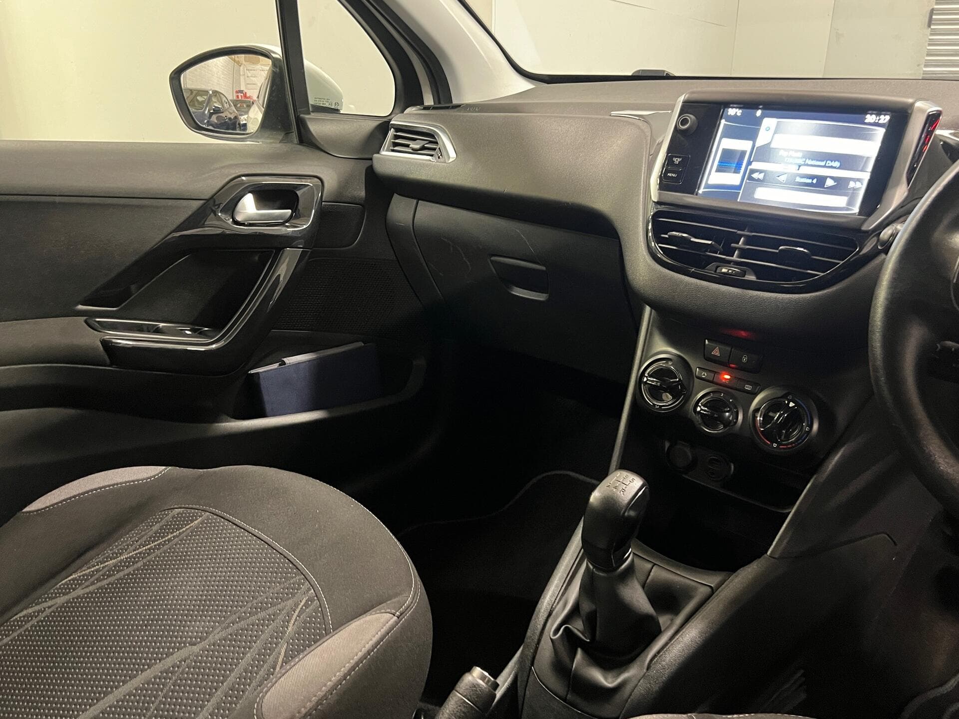 2013 Peugeot 208 - Thumbnail 32
