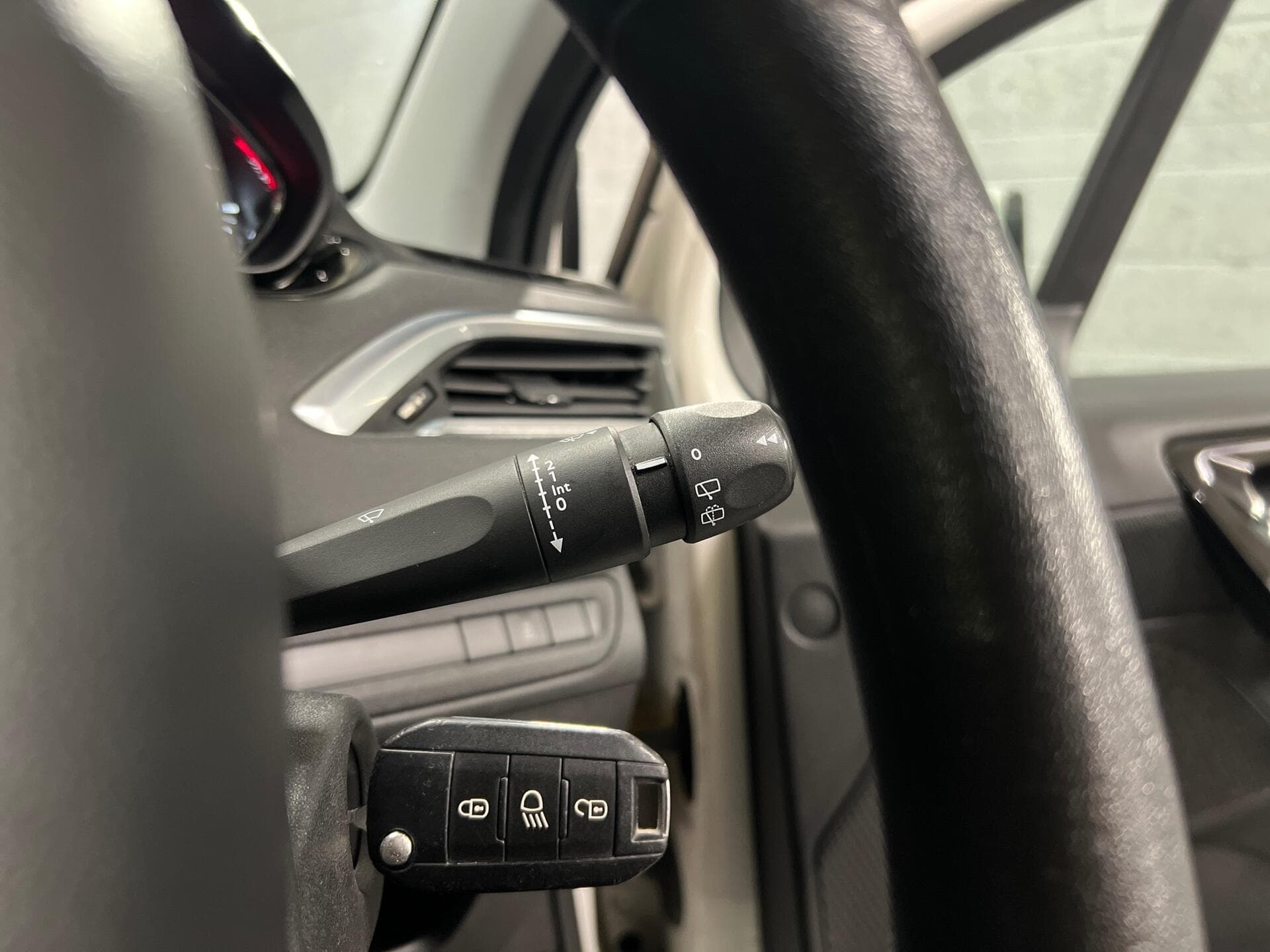 2013 Peugeot 208 - Thumbnail 26