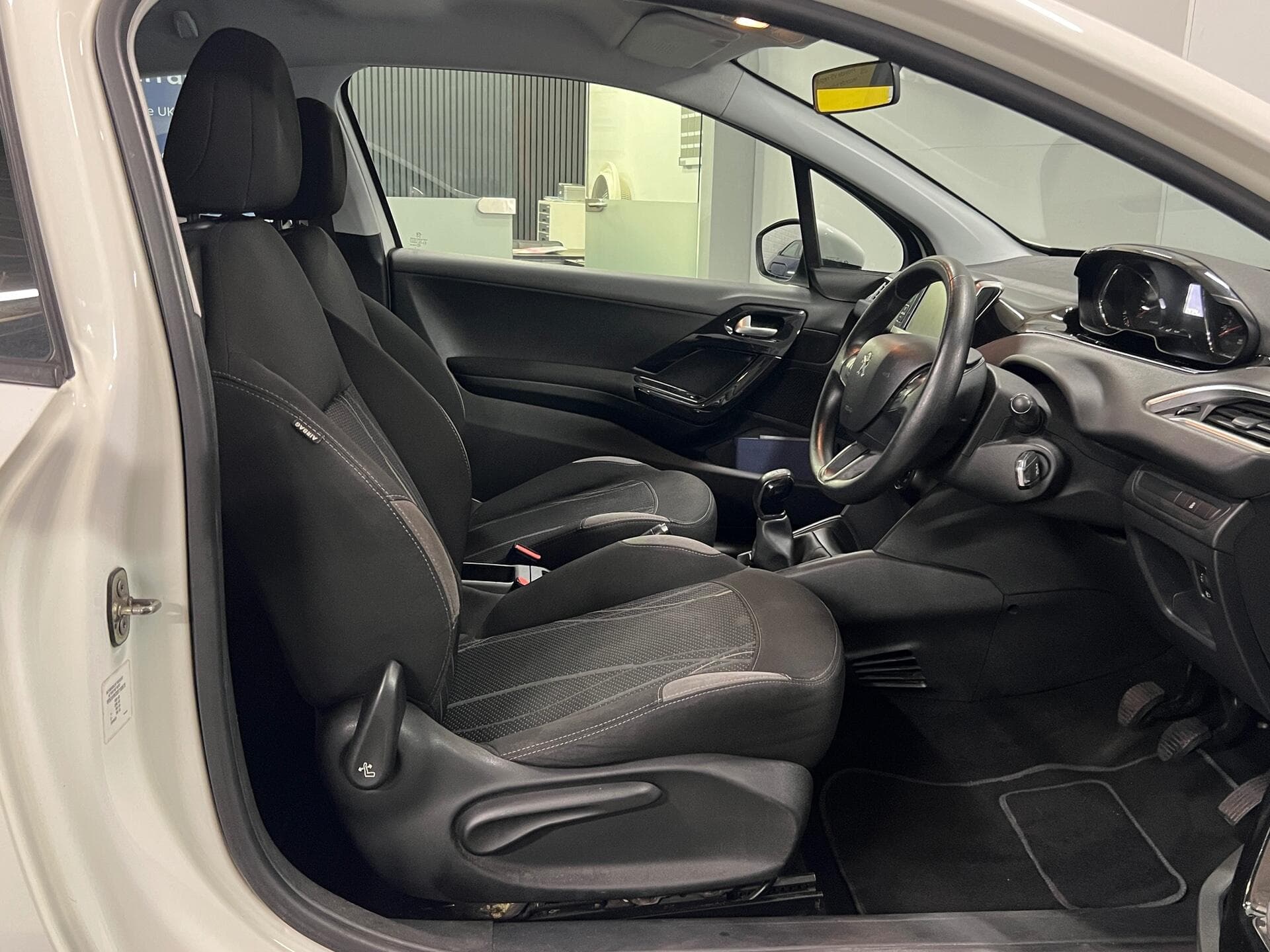 2013 Peugeot 208 - Thumbnail 21