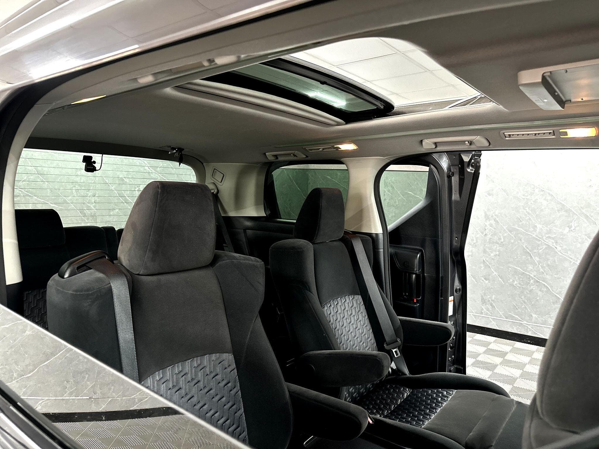 2015 Toyota Vellfire - Thumbnail 47