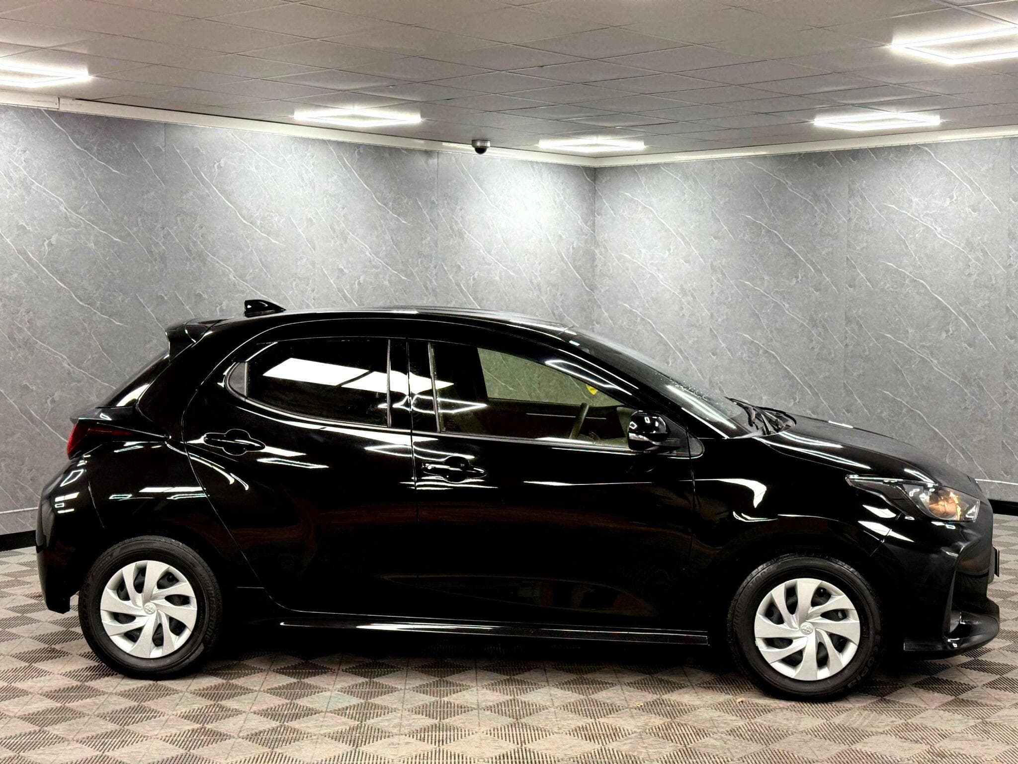 2023 Toyota Yaris - Thumbnail 24