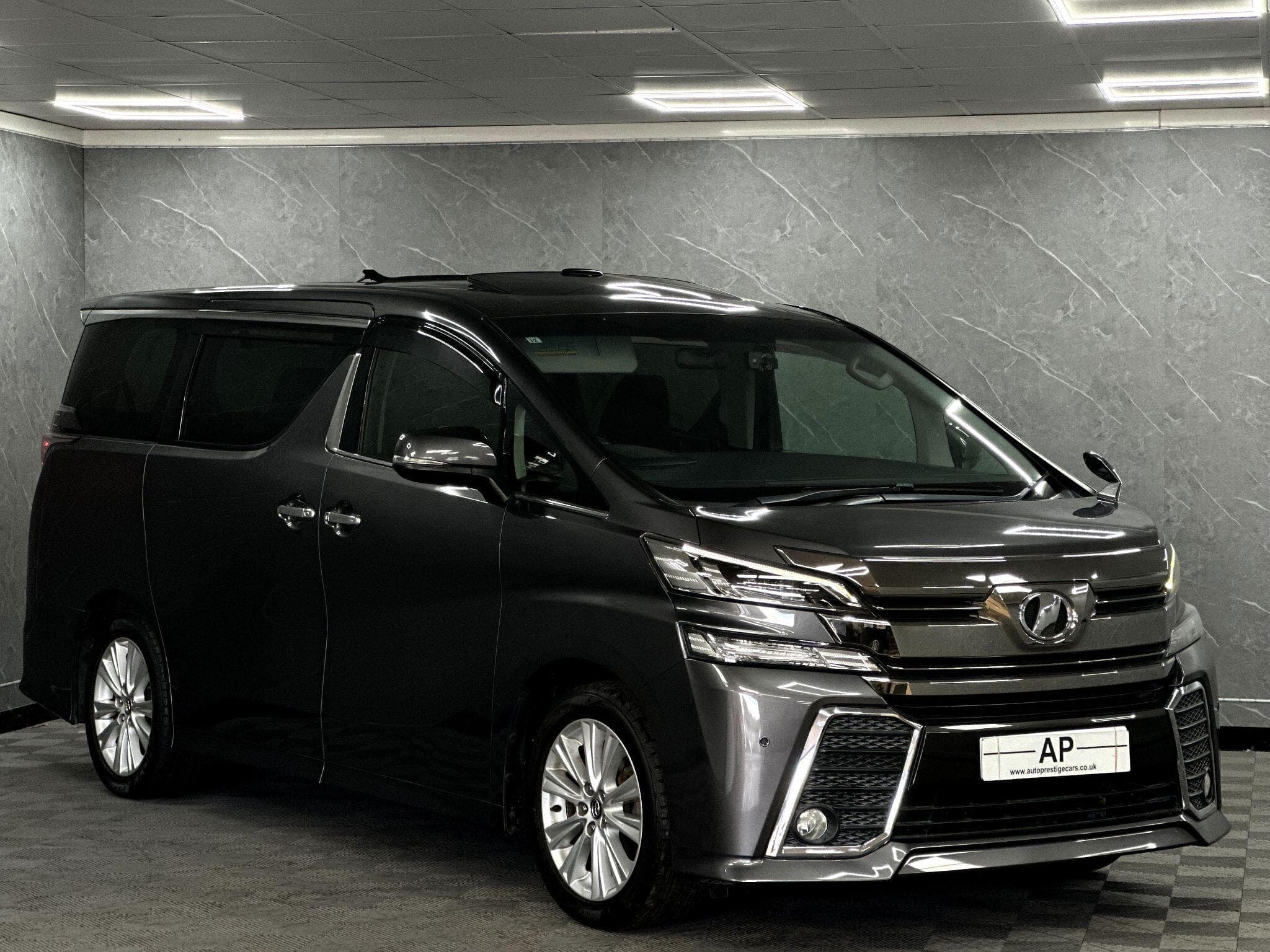 2015 Toyota Vellfire - Thumbnail 24