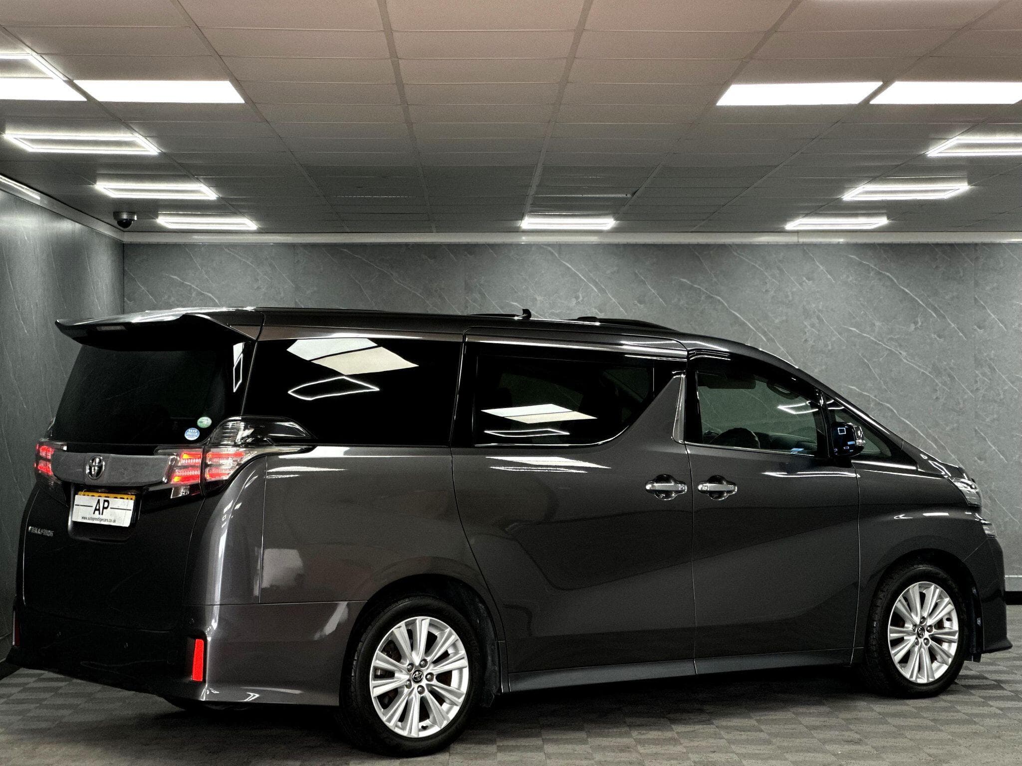 2015 Toyota Vellfire - Thumbnail 20