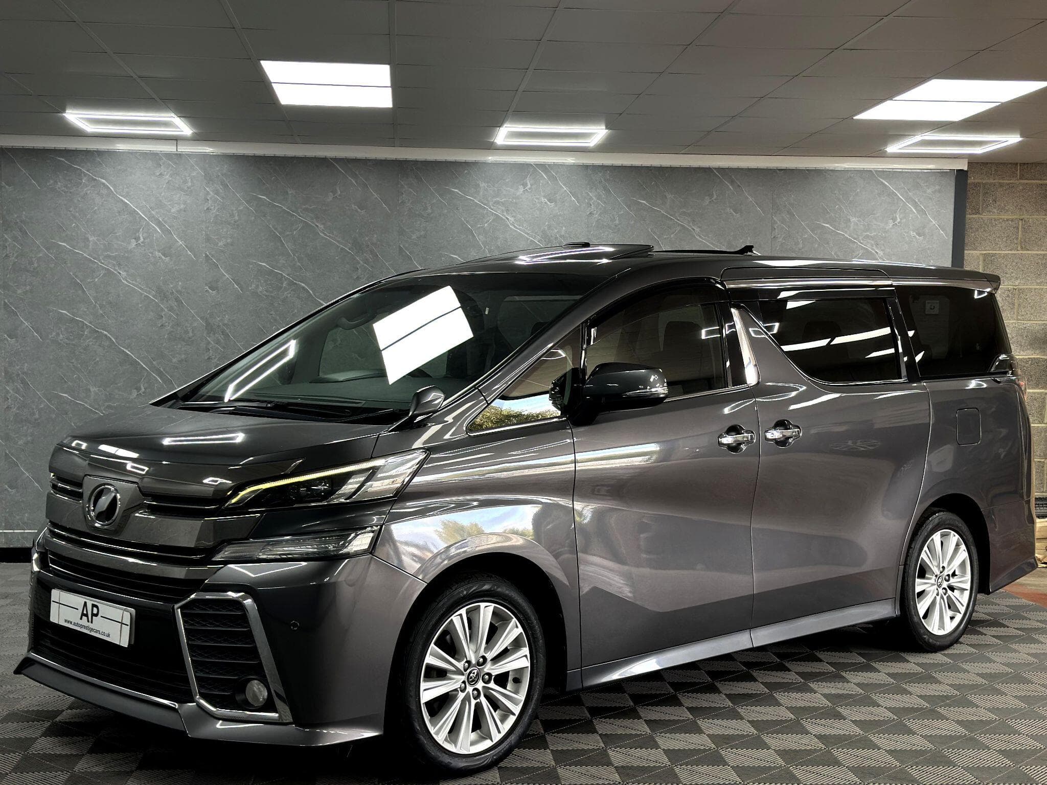 2015 Toyota Vellfire - Thumbnail 10