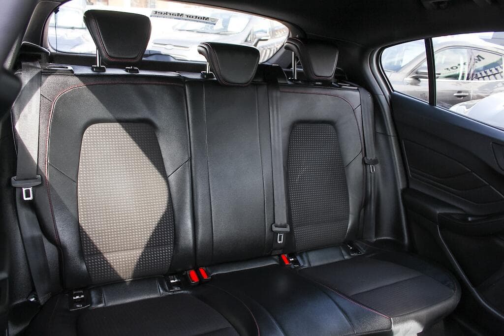 2019 Ford Focus - Thumbnail 32