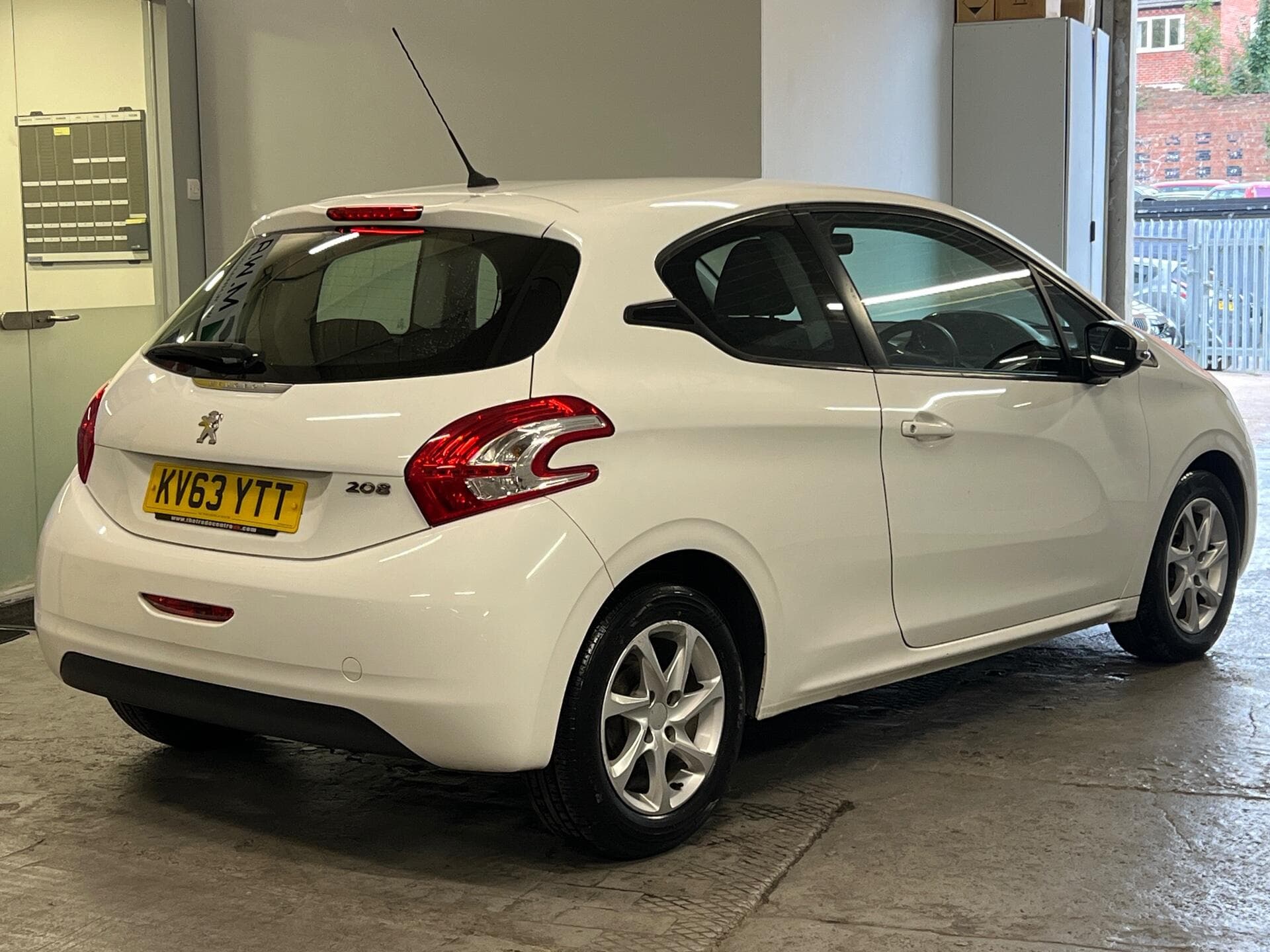 2013 Peugeot 208 - Thumbnail 5