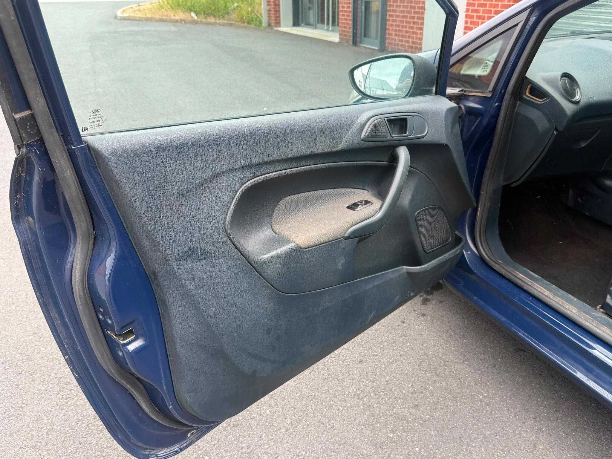 2012 Ford Fiesta Van - Thumbnail 11