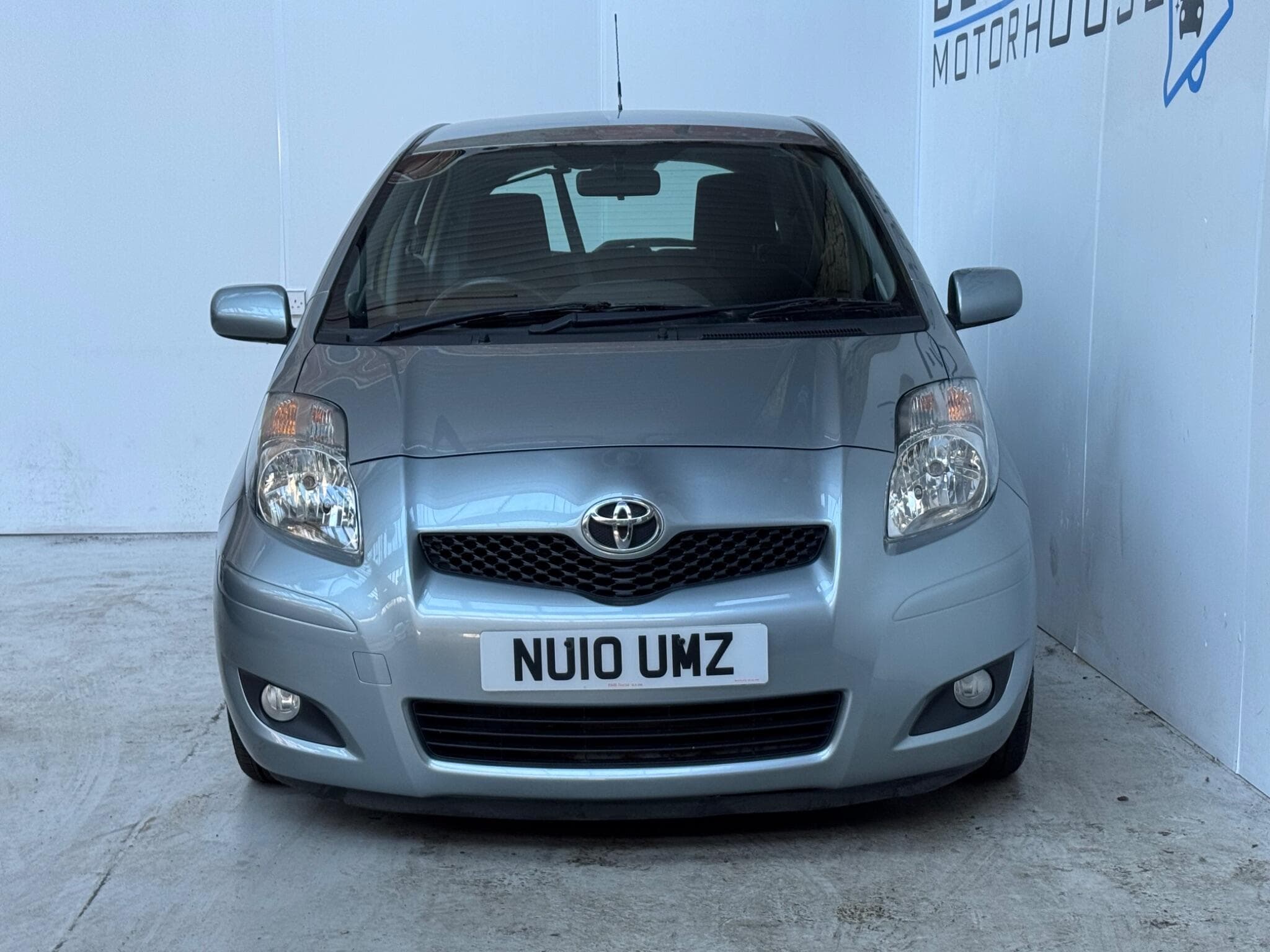 2010 Toyota Yaris - Image 2