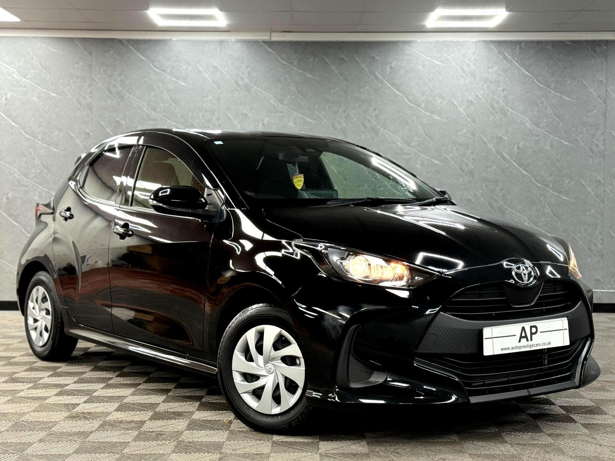 2023 Toyota Yaris - Image 3