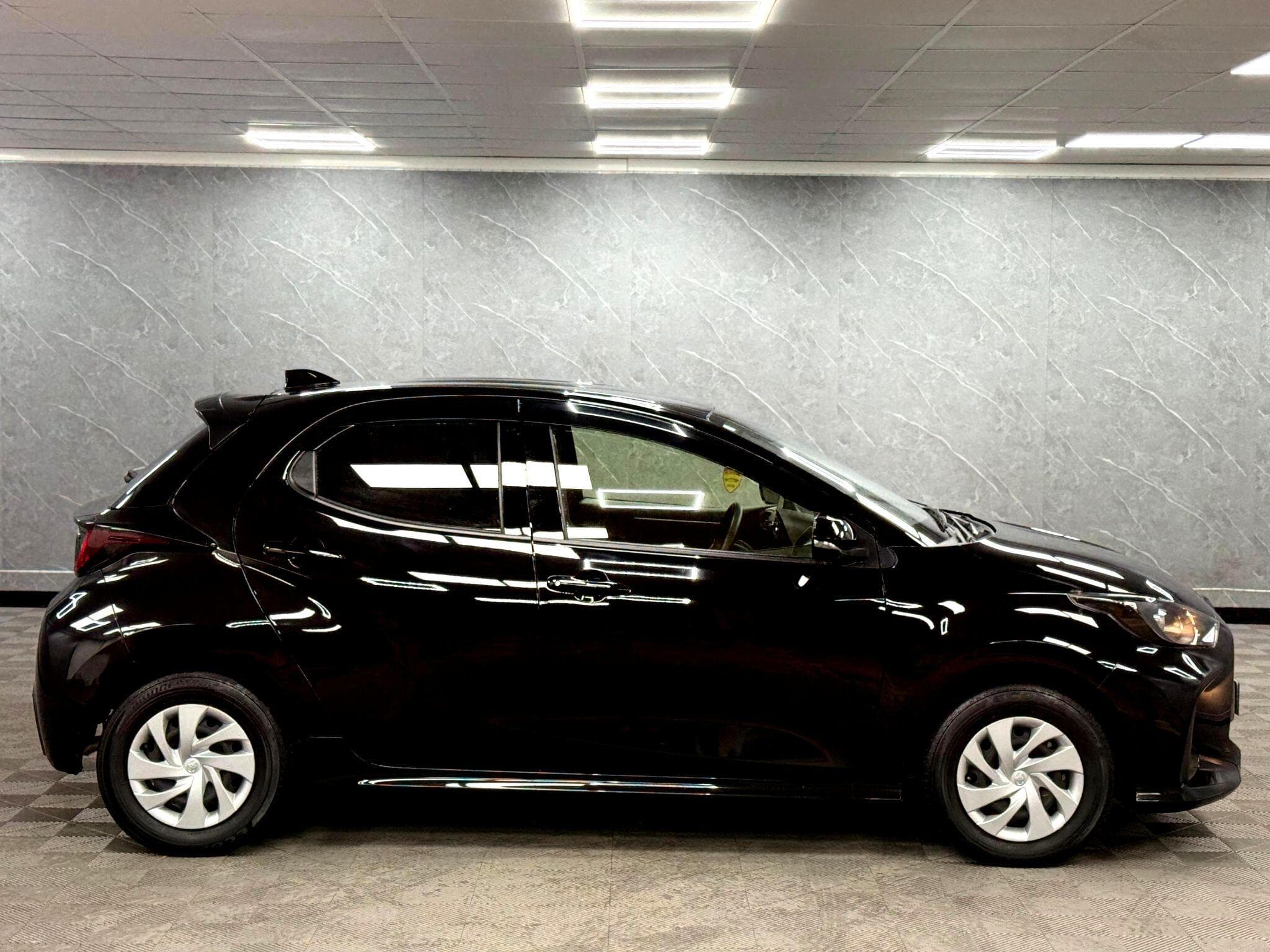 2023 Toyota Yaris - Thumbnail 25