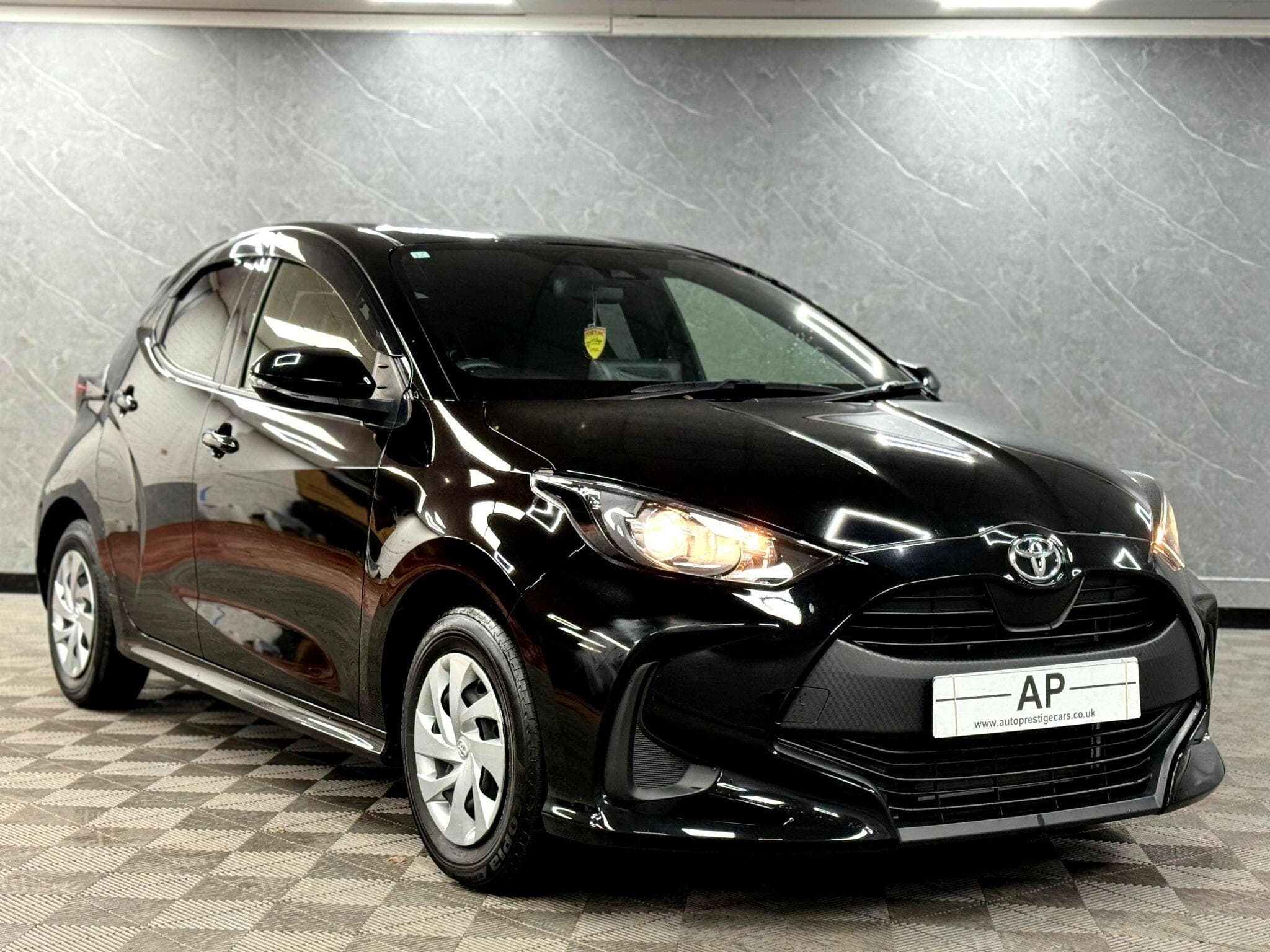 2023 Toyota Yaris - Thumbnail 6