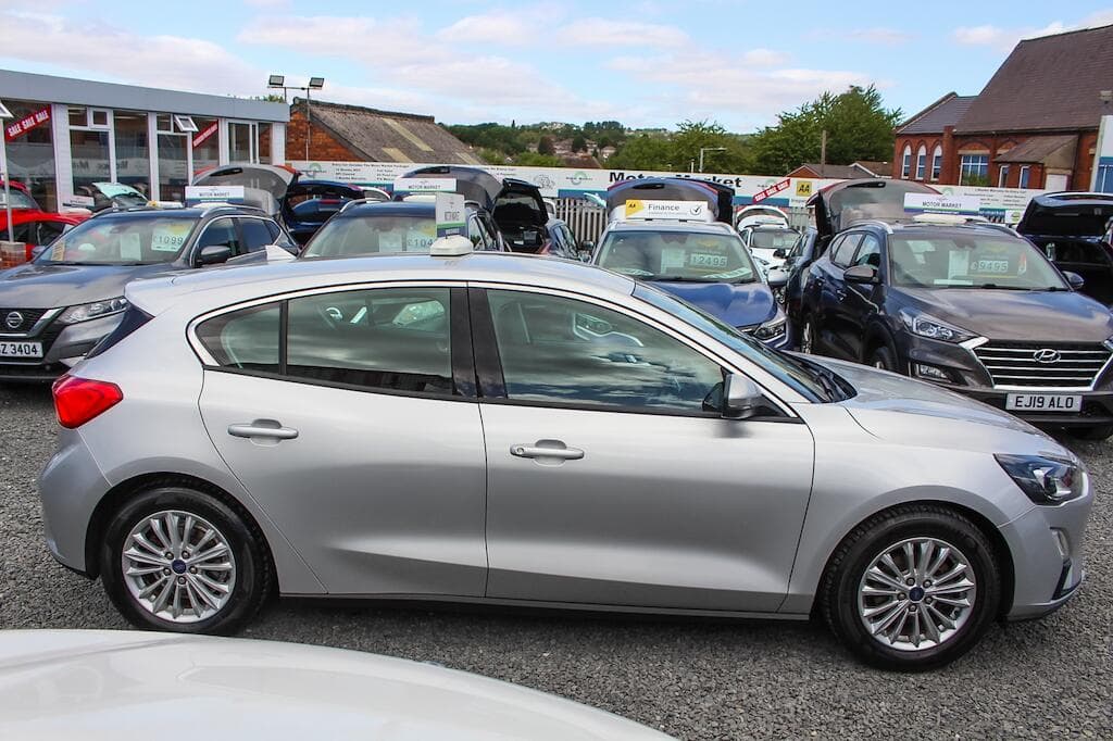 2019 Ford Focus - Thumbnail 11