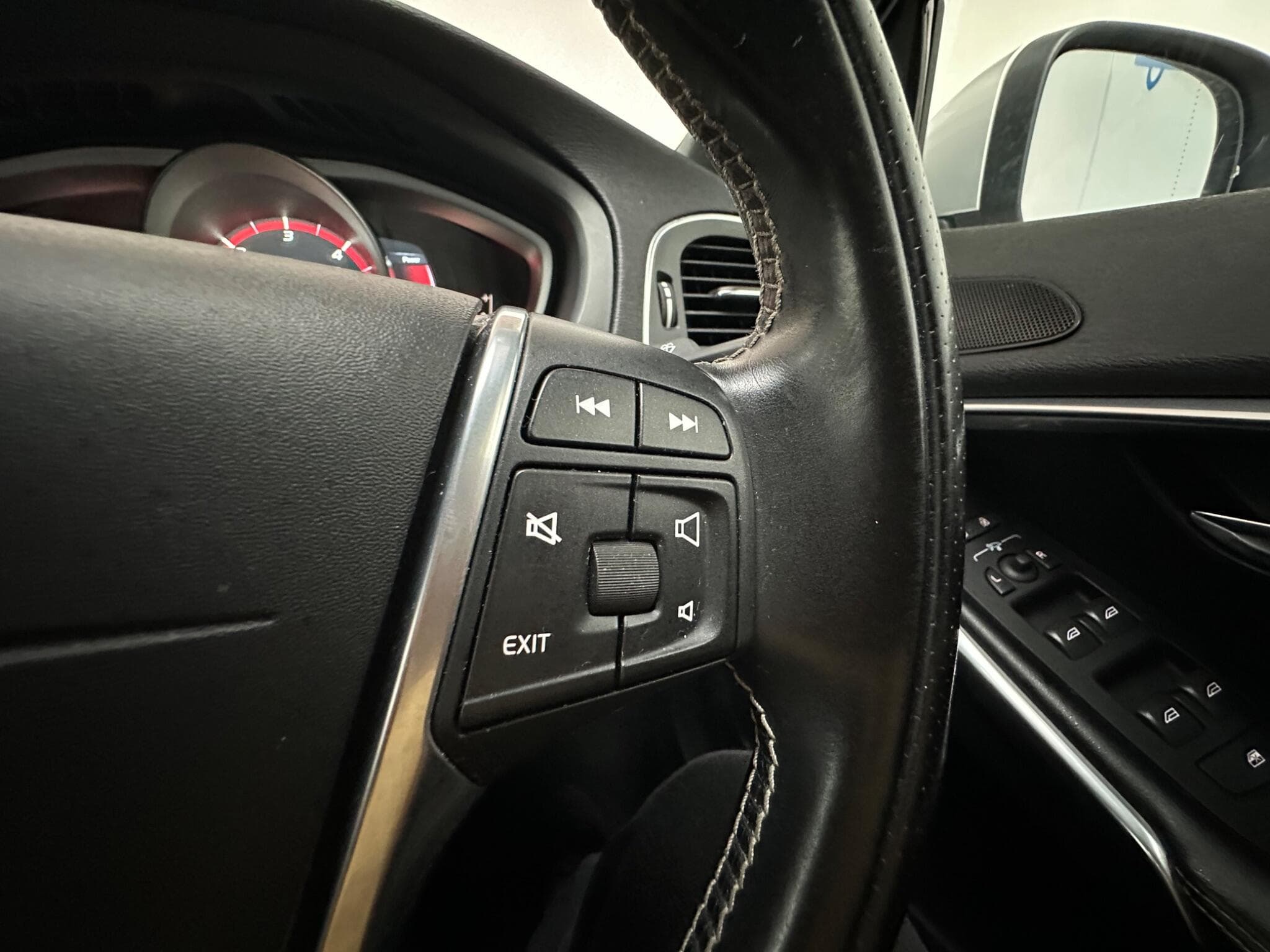 2015 Volvo V40 - Thumbnail 16