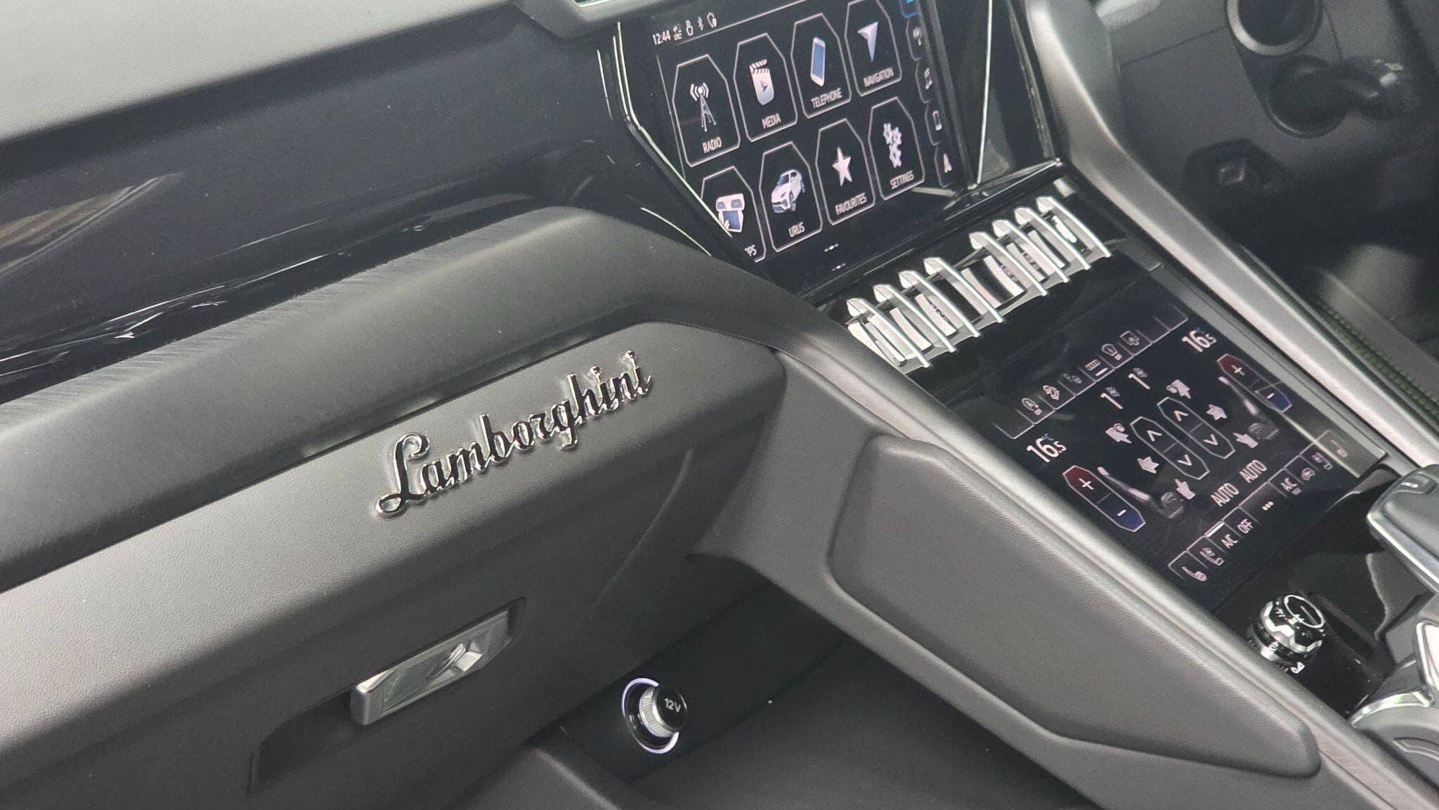 2021 Lamborghini Urus - Thumbnail 42