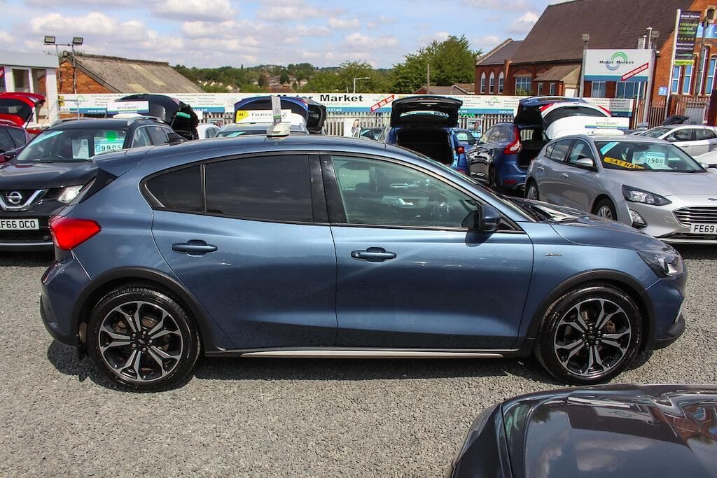 2019 Ford Focus - Thumbnail 10
