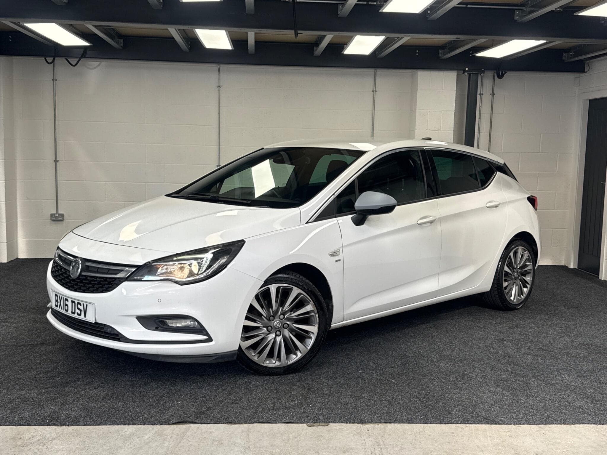 2016 Vauxhall Astra - Image 1