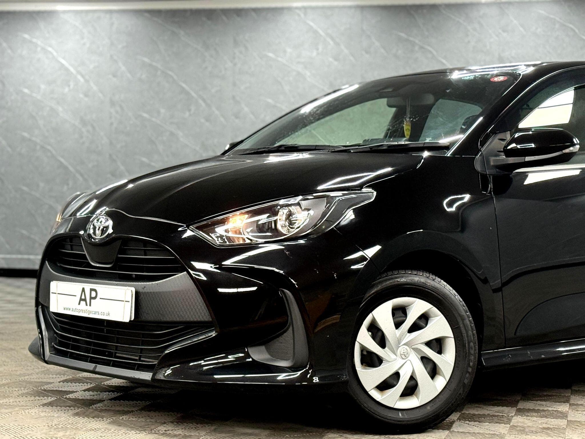 2023 Toyota Yaris - Thumbnail 11