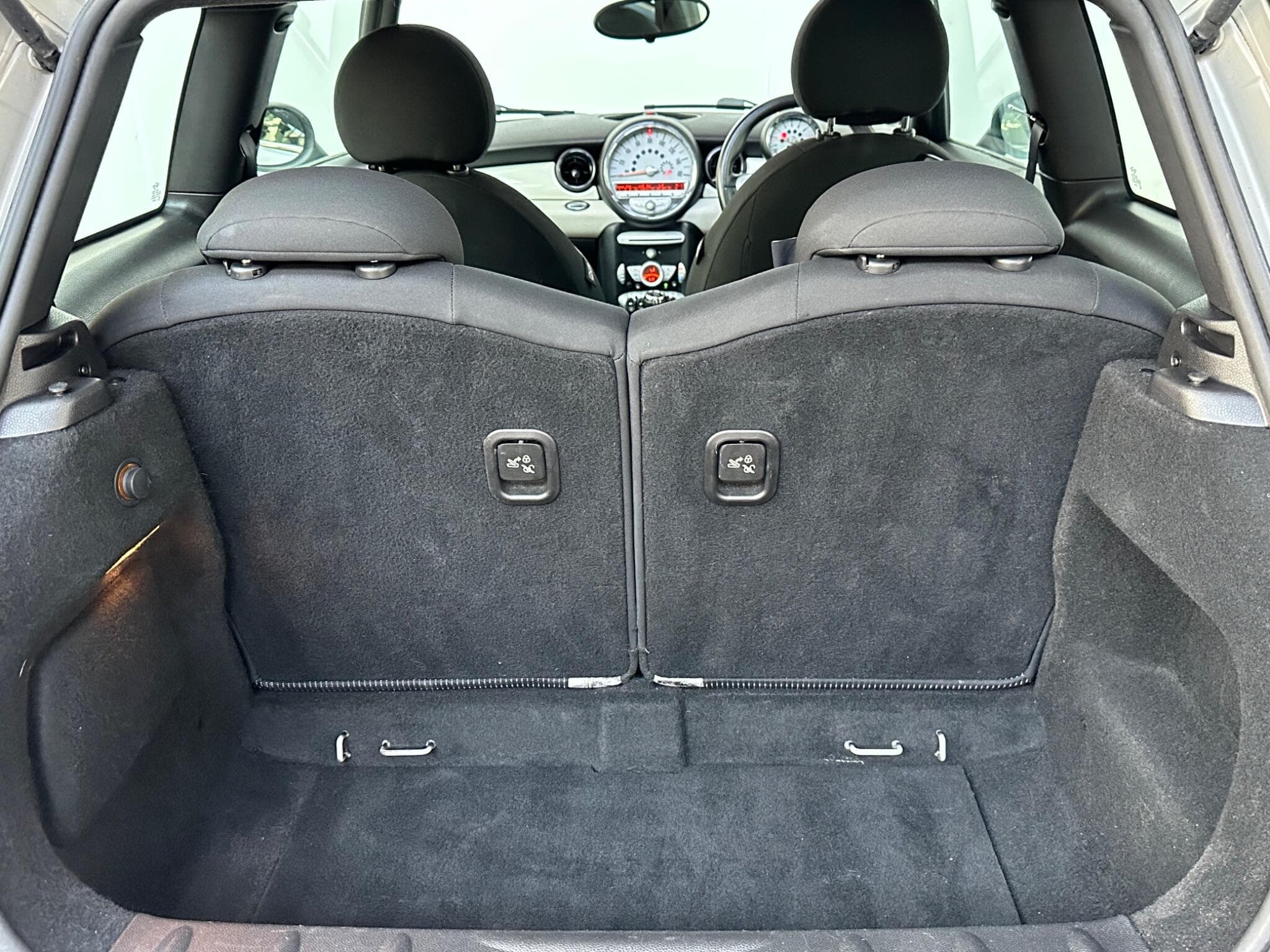 2010 MINI Hatch - Thumbnail 23