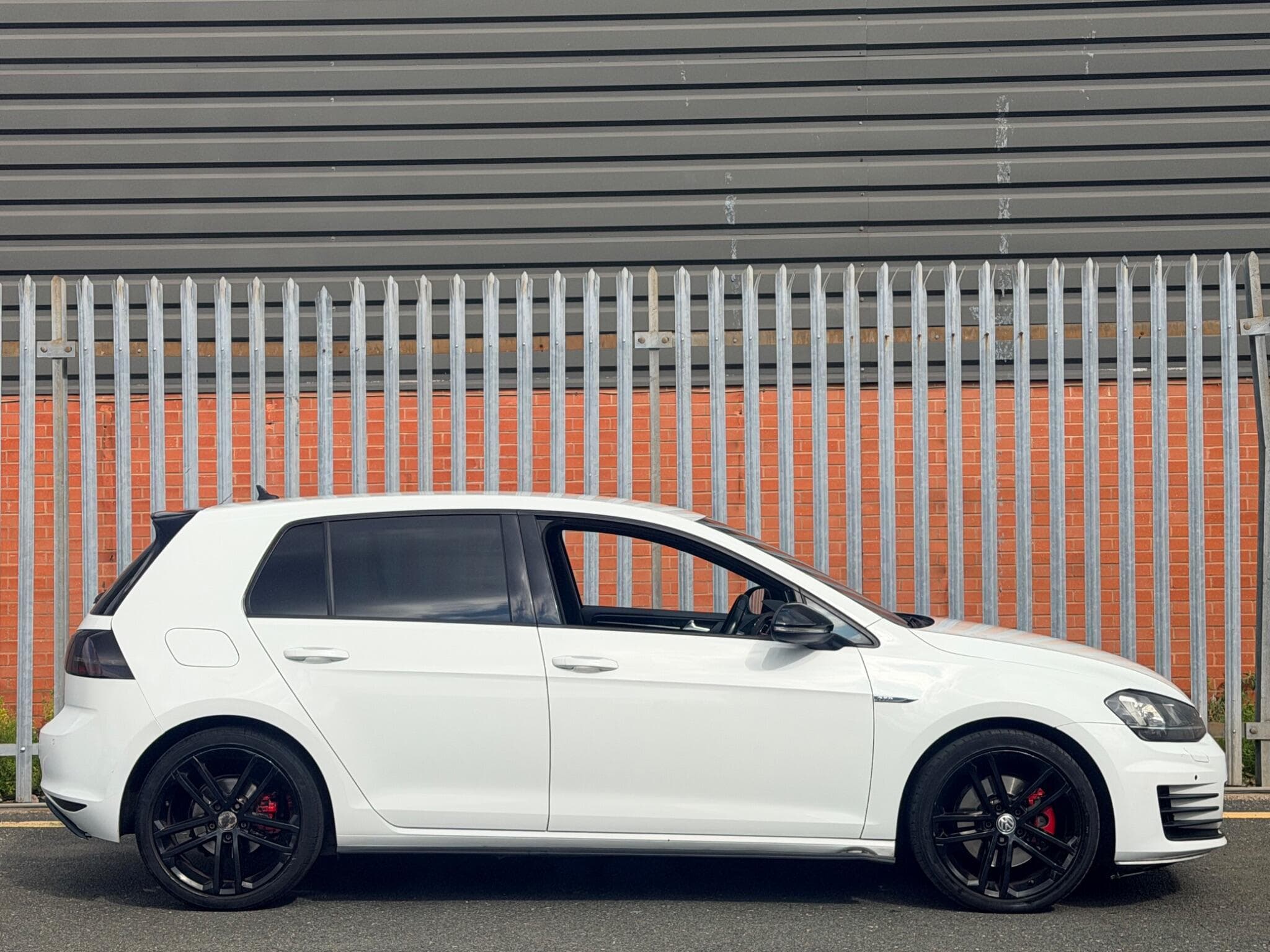 2016 Volkswagen Golf - Image 2