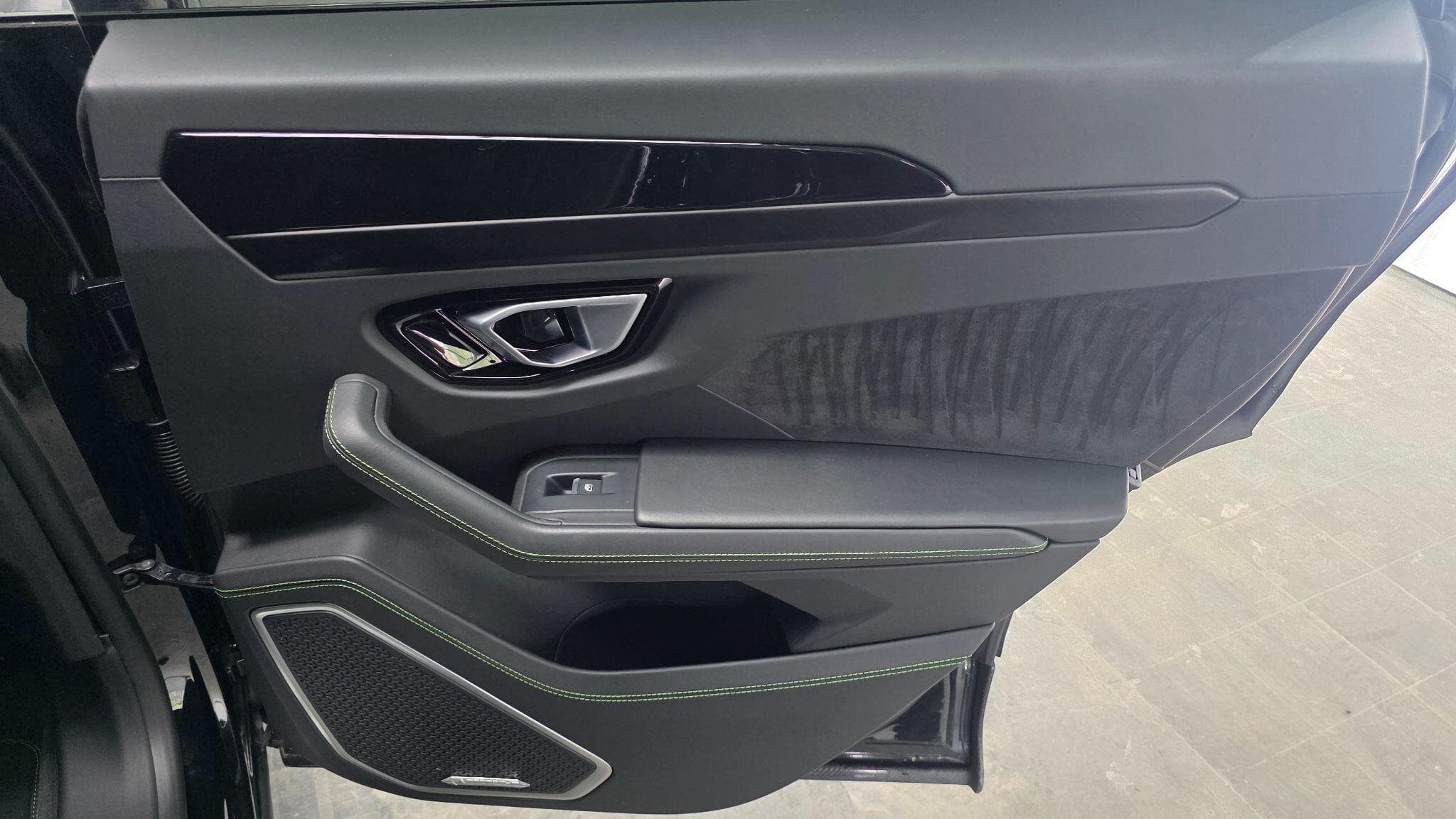 2021 Lamborghini Urus - Thumbnail 36